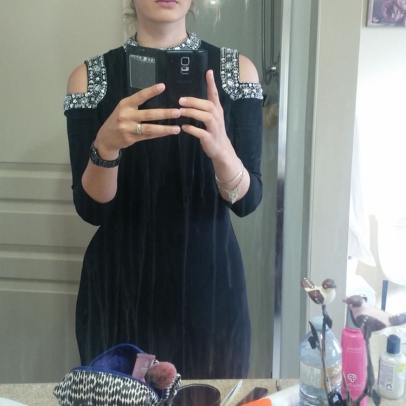 Cold sholder black dress. Size6 - Picture 2 of 9